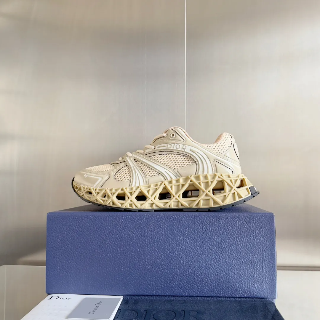 【DIOR】P:800💰 Men's 39-44. (Male 45.46 custom-made) Dior kawa Dior joint 2025ss casual sports shoes‼ ️ Reinterpret running shoes with dior’s haute couture style. b35 is made of fine-textured leather and mesh fabric materials. It can be worn in all seasons, is comfortable and breathable, and has many lines on the shoe body to outline details. It has a full retro three-dimensional feel and can create a casual look all year round!